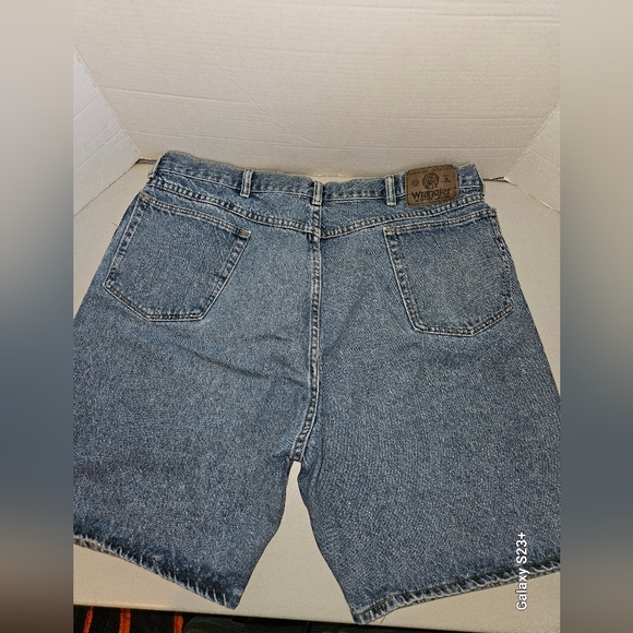 ==Wrangler shorts size 42 - Picture 2 of 16